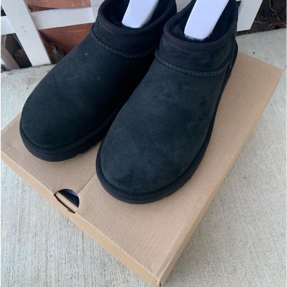 UGGS
ULTA MINI BLACK
Sizing: 36 - Picture 3 of 10